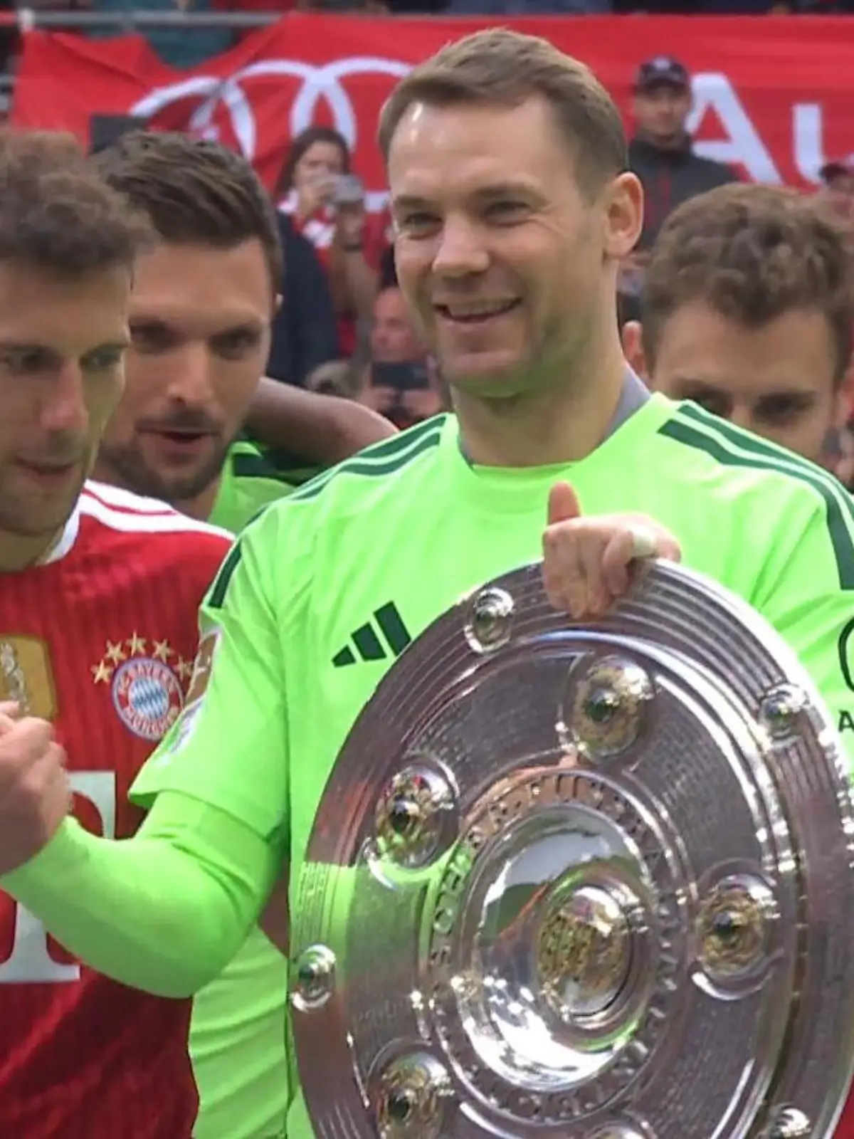 Bild zu: "Emotionaler Meister-Moment! Neuer überrascht Teamkollegen mit großer Geste"