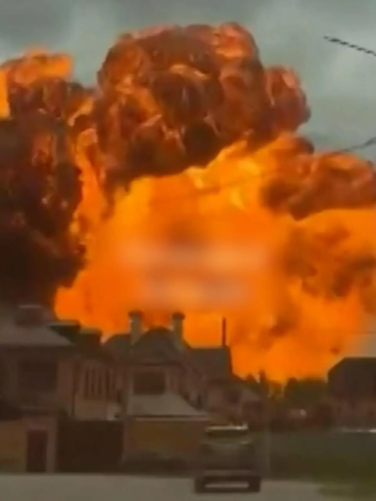 Bild zu: "Gewaltige Explosion an Tankstelle! Feuerball erschüttert ganze Stadt – mehrere Verletzte"