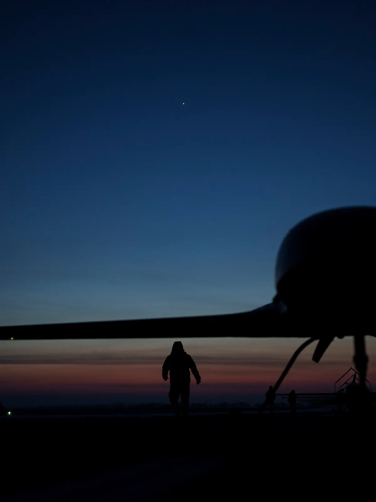 Ukrainische Soldaten des Verteidigungsnachrichtendienstes bereiten den Start der Langstreckendrohne An-196 Ljutyj an einem ungenannten Ort in der Ukraine vor. (zu dpa: «Krim und Moskau Ziel ukrainischer Drohnenangriffe») +++ dpa-Bildfunk +++