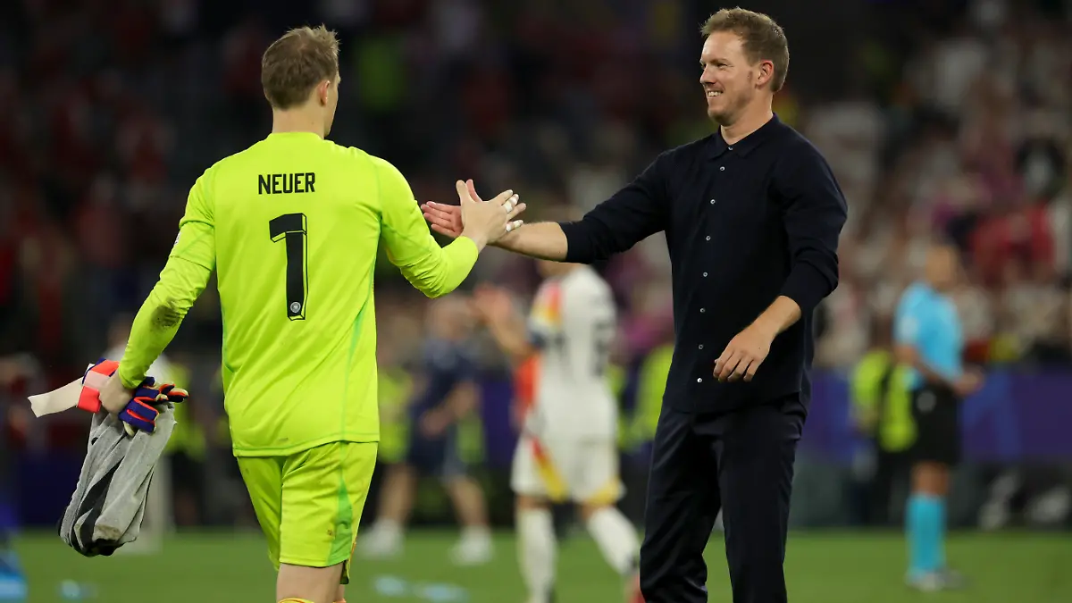 Fußball, UEFA Euro 2024, EM, Deutschland - Dänemark, Finalrunde, Achtelfinale, Stadion Dortmund, Bundestrainer Julian Nagelsmann (r) und Torhüter Manuel Neuer geben sich nach dem Spiel die Hand. (zu dpa: «Nagelsmann zu Neuer: «Torwartspiel geprägt wie kein anderer»») +++ dpa-Bildfunk +++