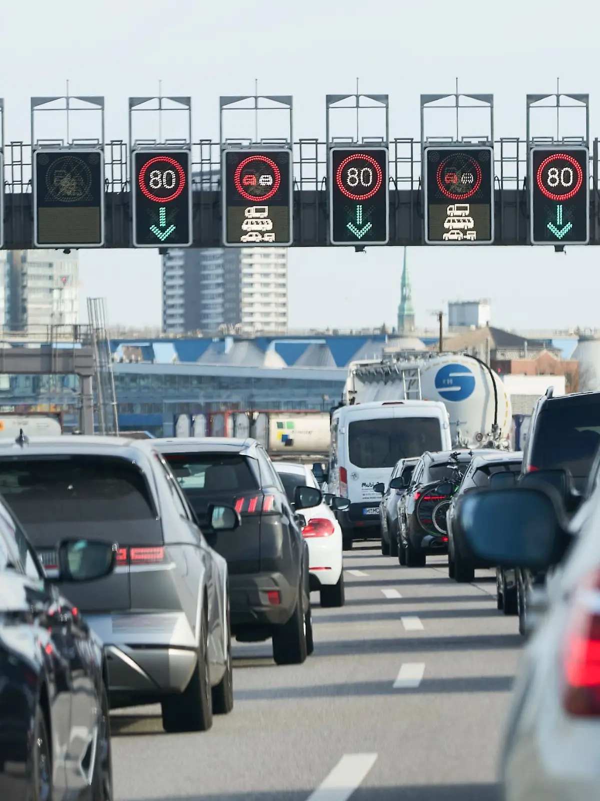 Bild zu: "Elbtunnel, A7 und Köhlbrandbrücke gesperrt"