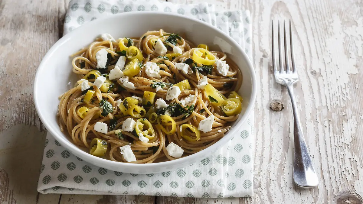 Plate of spelt whole grain spaghetti with feta and chili peppers PUBLICATIONxINxGERxSUIxAUTxHUNxONLY EVGF002907  