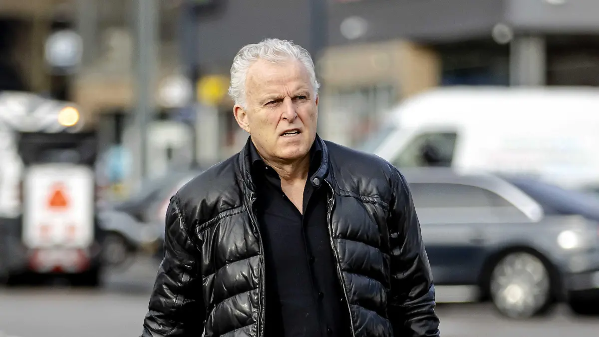 ARCHIV - 22.03.2021, Niederlande, Amsterdam: Peter R. de Vries, niederländischer Kriminalreporter, kommt vor der ersten Einführungssitzung zum Marengo-Prozess vor dem Hochsicherheitsgericht «De Bunker» an. 17 Verdächtige, darunter der Hauptverdächtige Taghi, sind in dem sogenannten Marengo-Prozess angeklagt, es ist eines der größten Verfahren der Justizgeschichte der Niederlande. (zu dpa «Narcostaat» Niederlande: Im Würgegriff der Drogenbanden») Foto: Robin Van Lonkhuijsen/ANP/dpa +++ dpa-Bildfunk +++