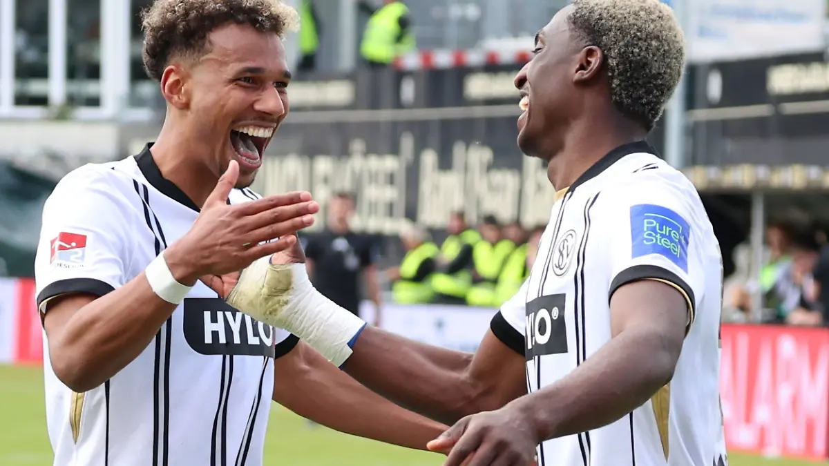 17.05.2026, xrekx, Fussball 2.Bundesliga, SV Elversberg - Preußen Münster v.l. Torjubel nach dem Tor zum celebrating the goal celebrate 3:0 durch BambasÃ ContÃ SV 07 Elversberg mit David Mokwa SV 07 Elversberg DFL/DFB REGULATIONS PROHIBIT ANY USE OF PHOTOGRAPHS as IMAGE SEQUENCES and/or QUASI-VIDEO Elversberg *** 17 05 2026, xrekx, Fußball 2 Bundesliga, SV Elversberg Preußen Münster v l Torjubel nach dem Tor zum celebrating the goal celebrate 3 0 durch BambasÃ ContÃ SV 07 Elversberg mit David Mokwa SV 07 Elversberg DFL DFB REGULATIONS PROHIBIT ANY USE OF PHOTOGRAPHS as IMAGE SEQUENCES and or QUASI VIDEO Elversberg