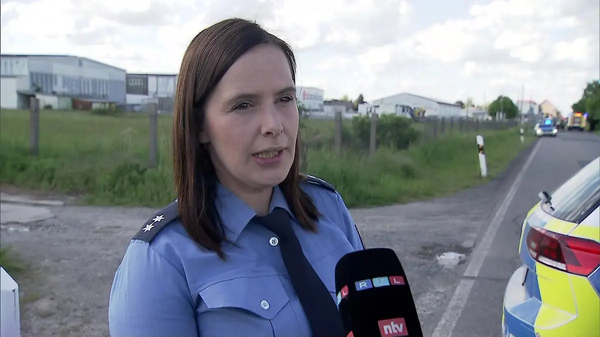 Susanne Lübcke, Pressesprecherin der Polizeidirektion Leipzig, informiert über die Lage vor Ort.