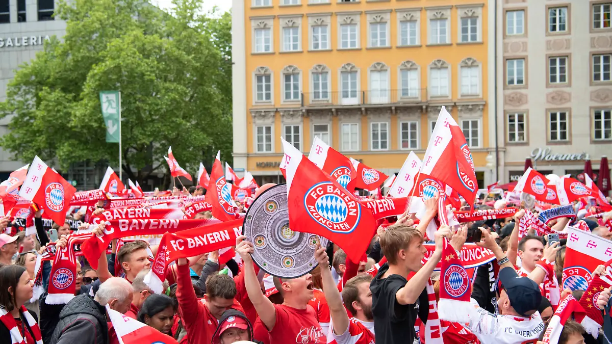 17.05.2026, Fussball Bundesliga 2025/2026, Meisterfeier des FC Bayern München auf dem Rathausbalkon in München. Bayernfans am Marienplatz *** 17 05 2026, Football Bundesliga 2025 2026, FC Bayern Munich championship celebration on the Rathausbalkon in Munich Bayern fans at Marienplatz