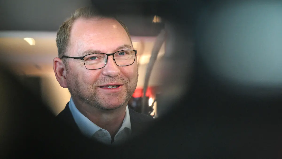ARCHIV - 14.03.2025, Brandenburg, Potsdam: Frank Werneke, Vorsitzender der Dienstleistungsgewerkschaft Verdi, gibt ein Statement in einem Hotel am Templiner See. (zu dpa: «Verdi-Chef: Merz suchte bislang keinen Konsens mit Gewerkschaften») Foto: Jens Kalaene/dpa +++ dpa-Bildfunk +++