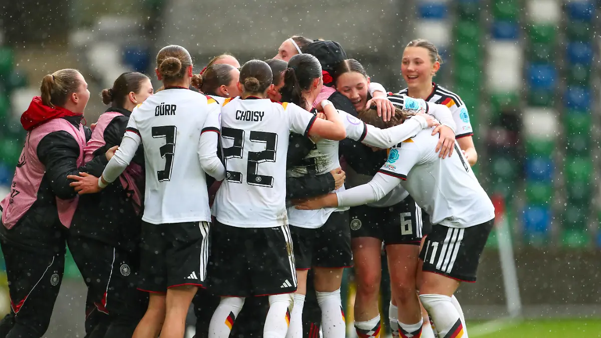 Deutschlands Mannschaft jubelt nach dem Tor zum 1:0. Finale U17-Juniorinnen Europameisterschaft: Deutschland vs. Frankreich Windsor Park Stadion in Belfast, 17.05.2026 Foto: Peter Morrison/picture alliance/DFB