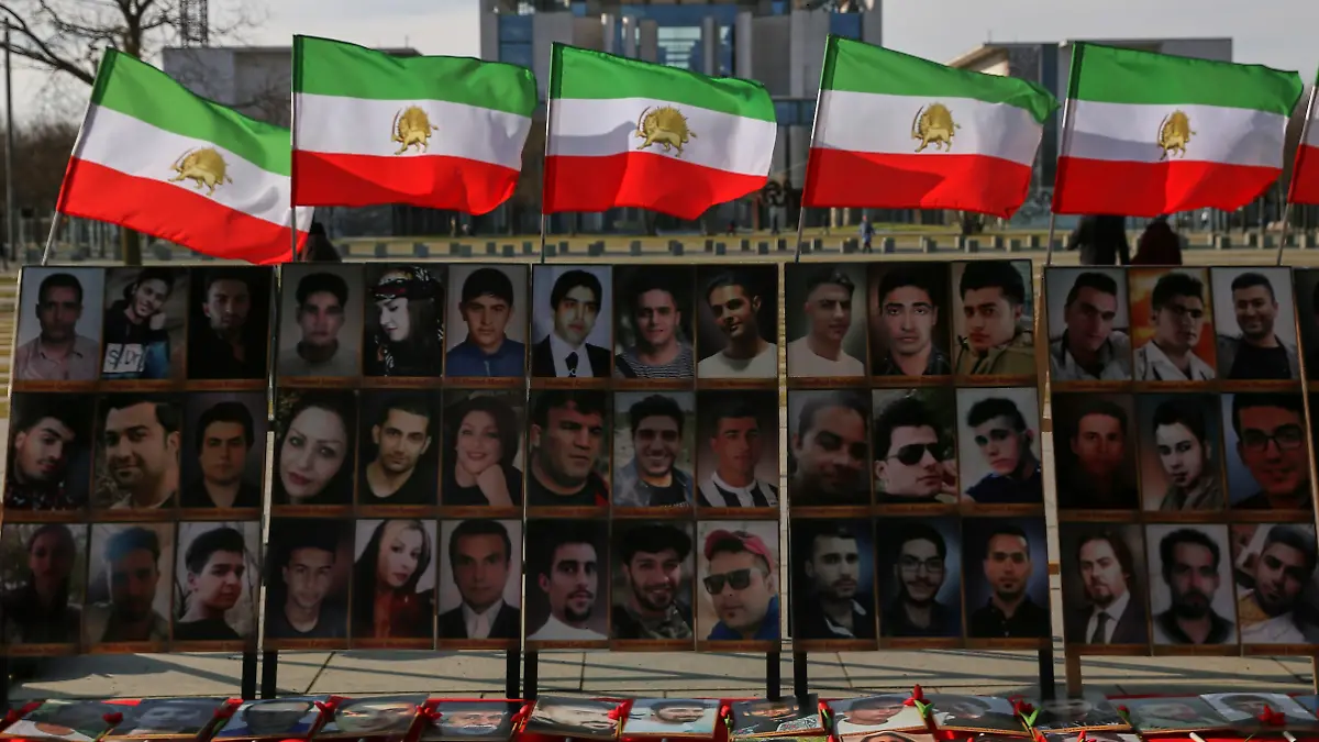Berlin, Deutschland: Bundeskanzleramt: Mahnwache gegen Hinrichtungen im Iran: Aktivisten sammeln vor dem Paul-Löbe-Haus Unterschriften gegen Hinrichtungen im Iran. Im Hintergrund das Bundeskanzleramt.