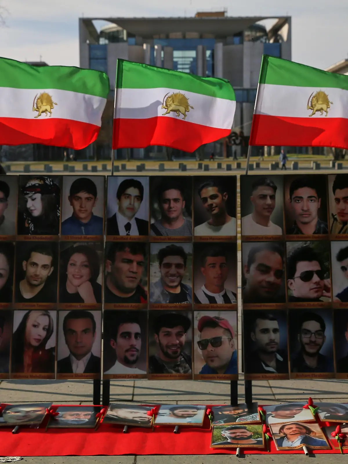 Berlin, Deutschland: Bundeskanzleramt: Mahnwache gegen Hinrichtungen im Iran: Aktivisten sammeln vor dem Paul-Löbe-Haus Unterschriften gegen Hinrichtungen im Iran. Im Hintergrund das Bundeskanzleramt.