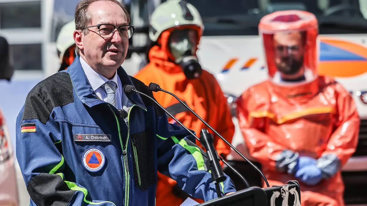 Alexander Dobrindt (l, CSU), Bundesinnenminister, spricht beim Bundesamt für Bevölkerungsschutz und Katastrophenhilfe (BBK). Der Bundesinnenminister besucht das Technische Hilfswerk (THW) und das BBK. +++ dpa-Bildfunk +++