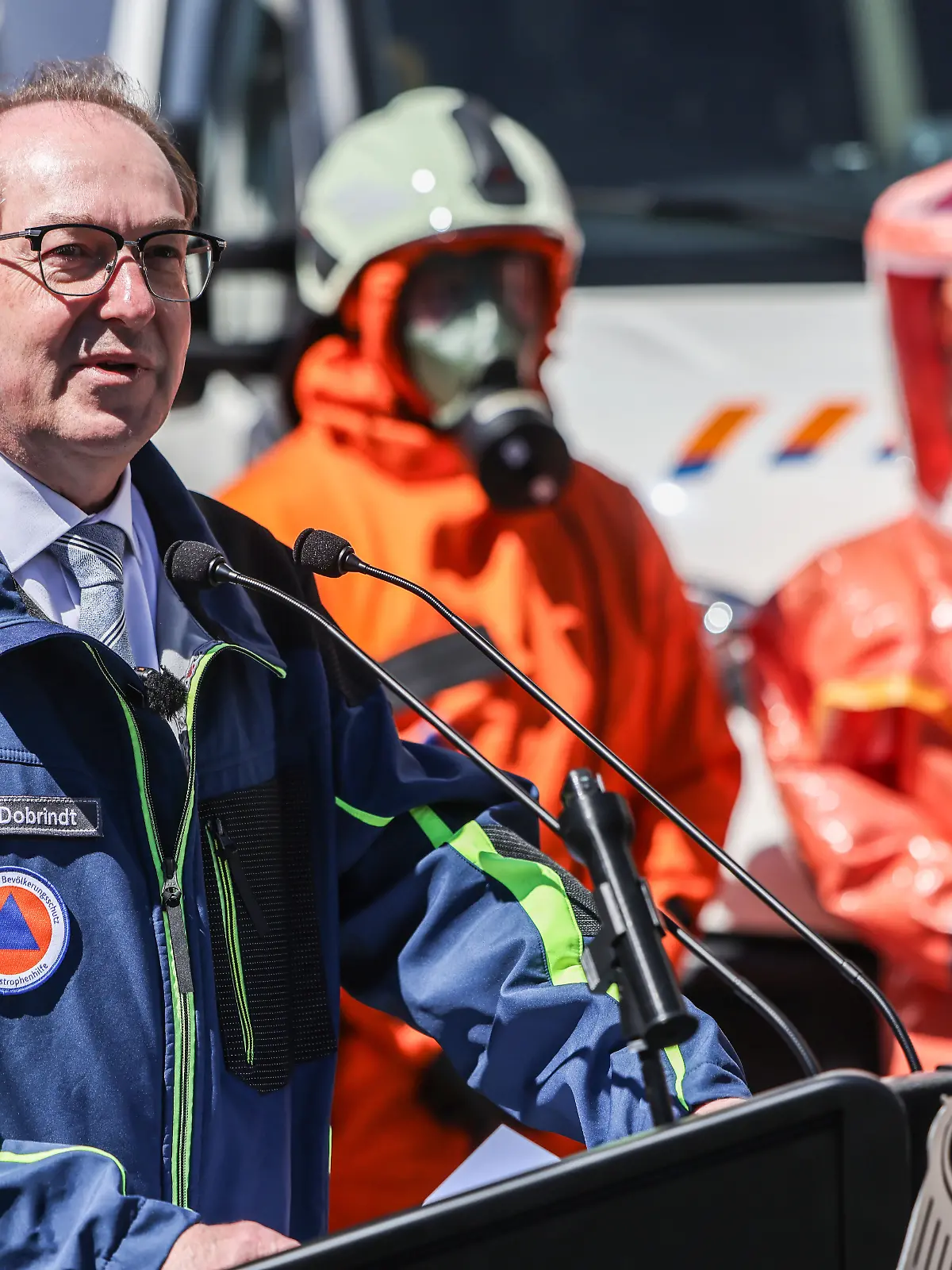 Alexander Dobrindt (l, CSU), Bundesinnenminister, spricht beim Bundesamt für Bevölkerungsschutz und Katastrophenhilfe (BBK). Der Bundesinnenminister besucht das Technische Hilfswerk (THW) und das BBK. +++ dpa-Bildfunk +++