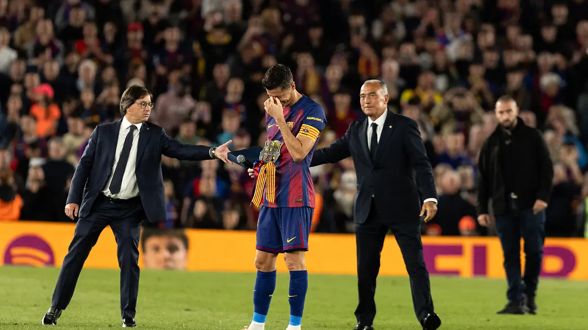 May 17, 2026, Barcelona, Barcelona, Spain: BARCELONA, SPAIN - MAY 17: Robert Lewandowski of FC Barcelona waves to fans during his farewell following the LaLiga EA Sports match between FC Barcelona and Real Betis at Spotify Camp Nou on May 17, 2026 in Barcelona, Spain. (Credit Image: © Marti Segura Ramoneda/ZUMA Press Wire