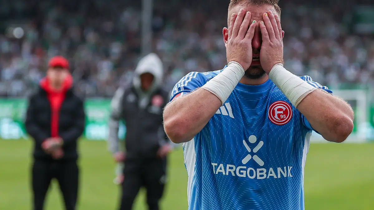 Florian Kastenmeier #33 (Fortuna Duesseldorf) weinend bei den Fans, nach dem Abstieg, Niedergeschlagenheit, Enttaeuschung, SpVgg Greuther Fuerth vs. Fortuna Duesseldorf, Fussball, Maenner, 2. Bundesliga, DFL, Saison 2025/2026, 34. Spieltag, Rueckrunde, 17.05.2026 DFB regulations prohibit any use of photographs as image sequences and/or quasi-video