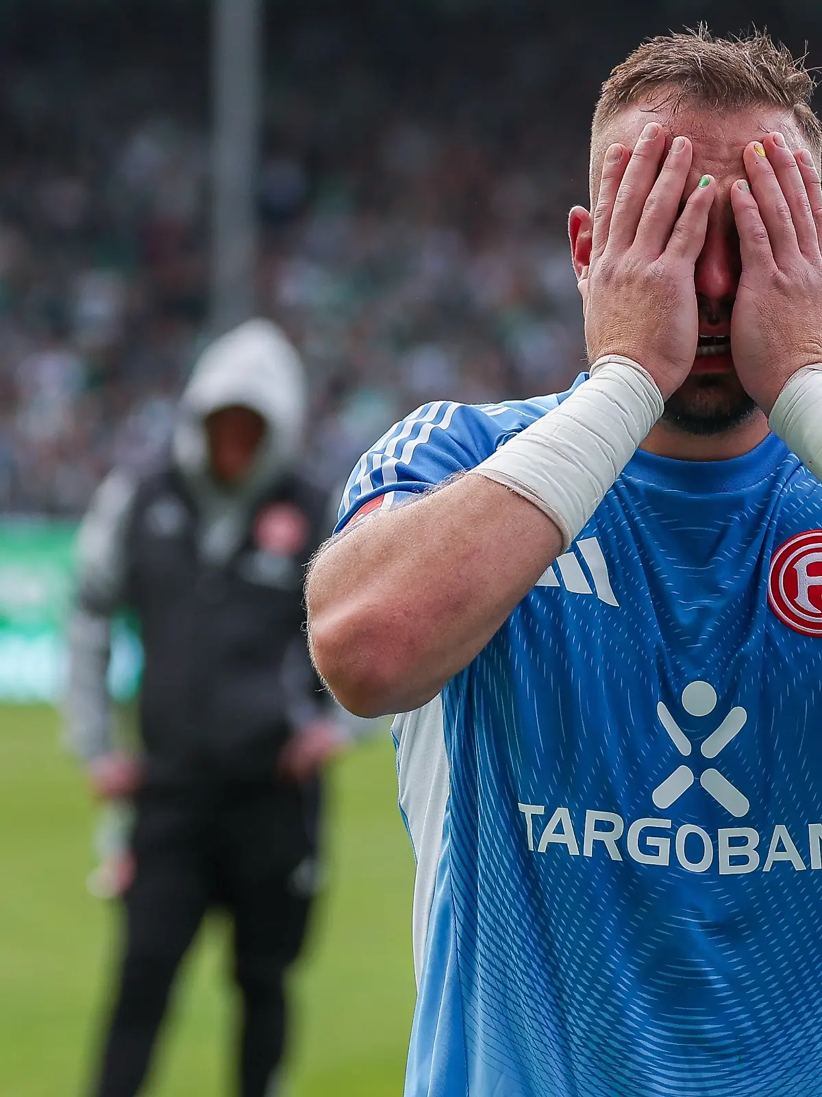 Florian Kastenmeier #33 (Fortuna Duesseldorf) weinend bei den Fans, nach dem Abstieg, Niedergeschlagenheit, Enttaeuschung, SpVgg Greuther Fuerth vs. Fortuna Duesseldorf, Fussball, Maenner, 2. Bundesliga, DFL, Saison 2025/2026, 34. Spieltag, Rueckrunde, 17.05.2026 DFB regulations prohibit any use of photographs as image sequences and/or quasi-video