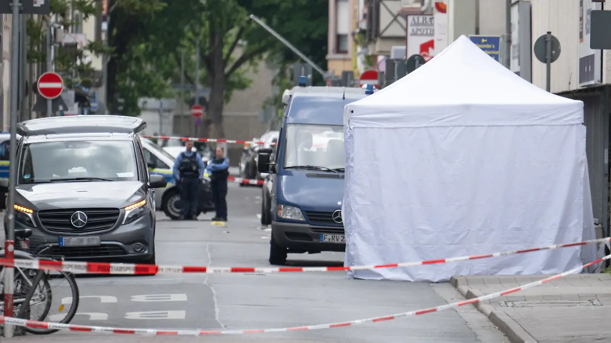 Die Polizei ermittelt, nachdem ein 19-Jähriger mit schweren Verletzungen tot neben einem Parkhaus im Frankfurter Stadtteil Höchst entdeckt worden ist. Die Mordkommission der Kriminalpolizei ermittelt wegen eines Tötungsdelikts.