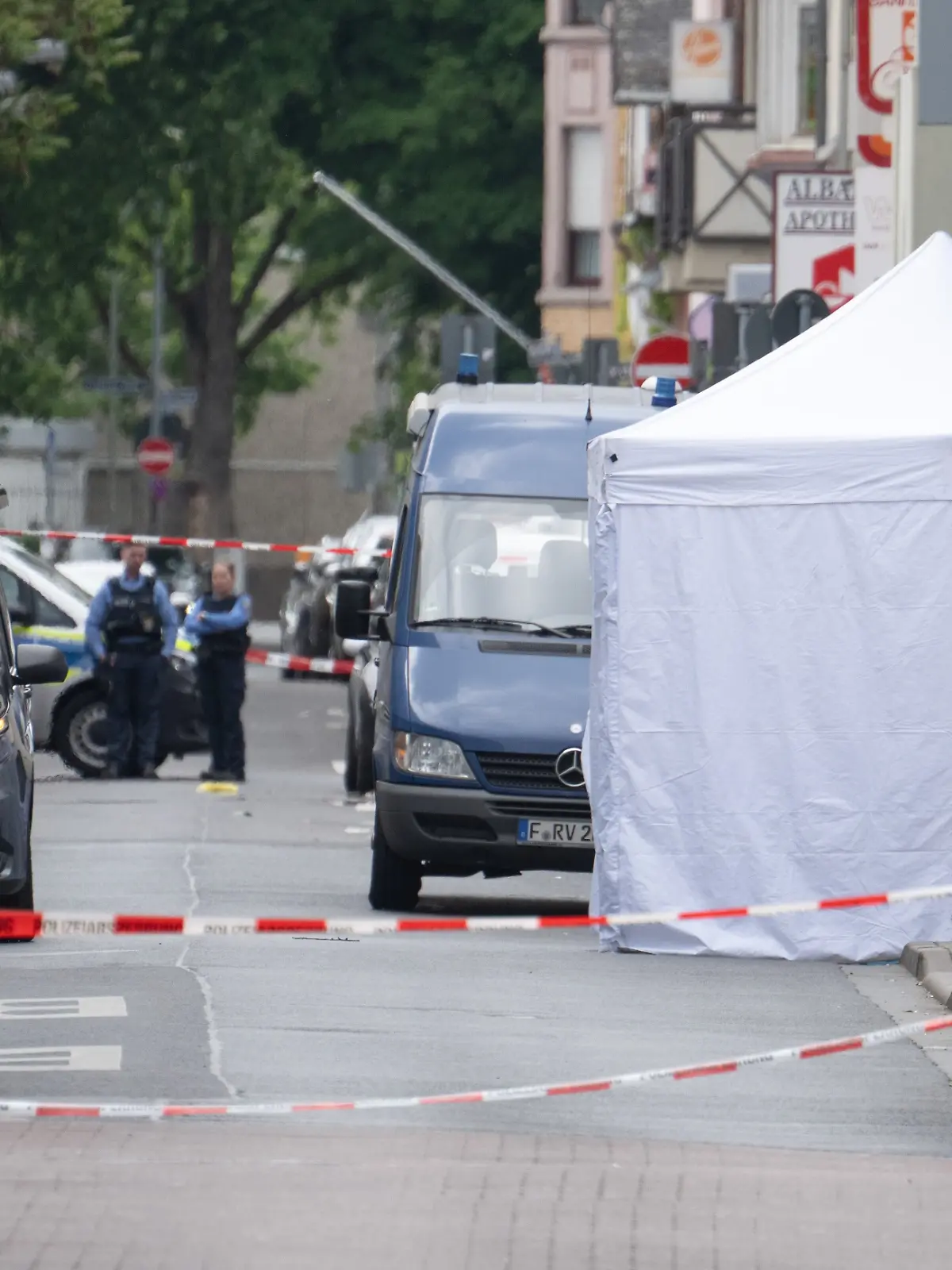 Die Polizei ermittelt, nachdem ein 19-Jähriger mit schweren Verletzungen tot neben einem Parkhaus im Frankfurter Stadtteil Höchst entdeckt worden ist. Die Mordkommission der Kriminalpolizei ermittelt wegen eines Tötungsdelikts.