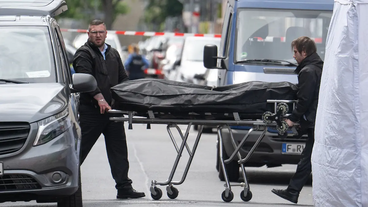 Bestatter transportieren den Leichnam eines 19-Jährigen ab, der mit schweren Verletzungen tot neben einem Parkhaus im Frankfurter Stadtteil Höchst entdeckt worden ist. Die Mordkommission der Kriminalpolizei ermittelt wegen eines Tötungsdelikts.