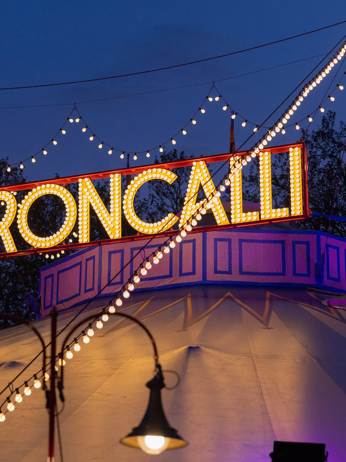 Blick auf das Zelt vom Circus Roncalli auf dem Neumarkt. Das Circus-Theater feiert das 50-jährige Bestehen mit einer Jubiläumstour. (zu dpa: «Traumwelt in der Manege - 50 Jahre Circus Roncalli») +++ dpa-Bildfunk +++