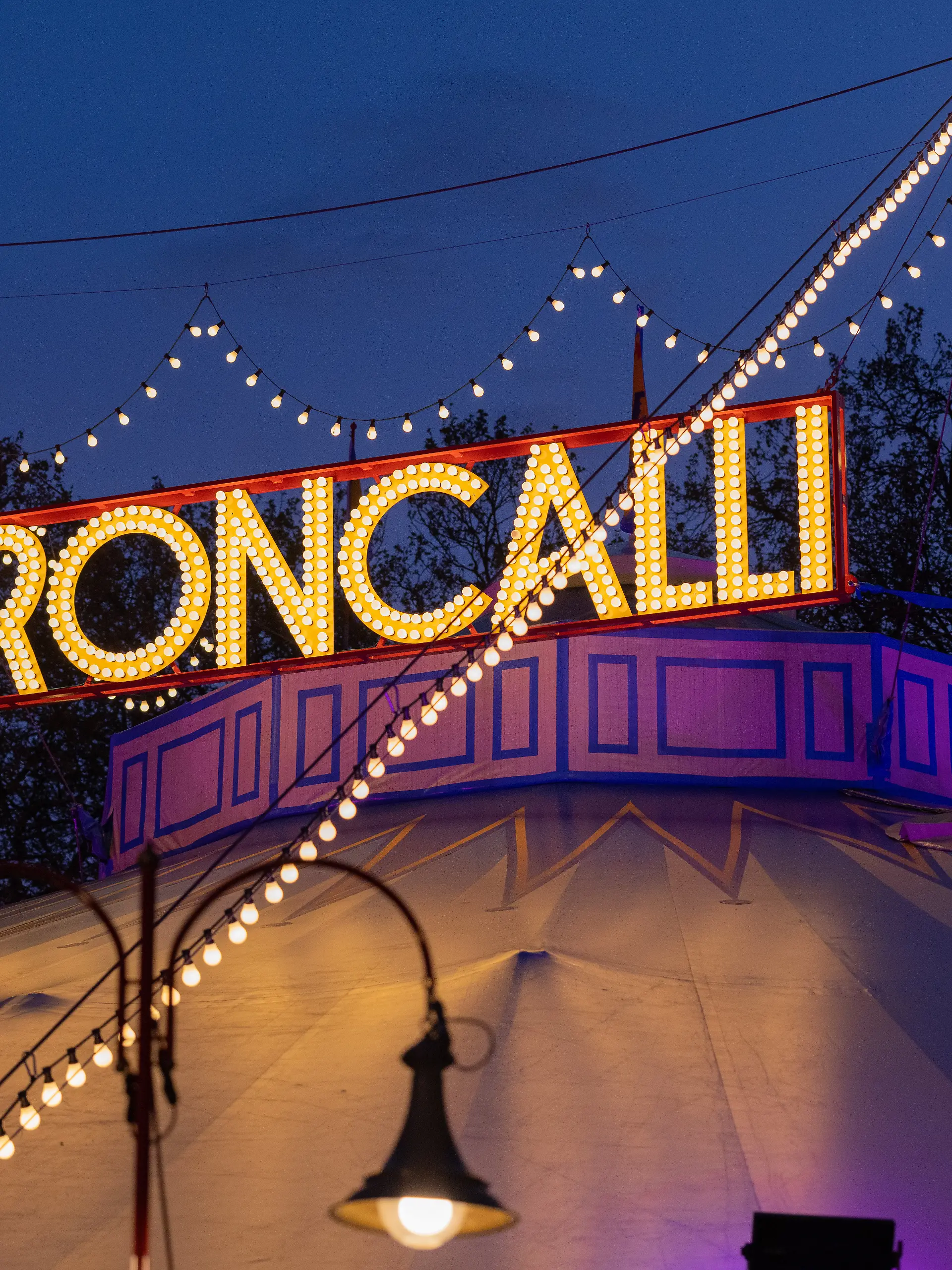 Blick auf das Zelt vom Circus Roncalli auf dem Neumarkt. Das Circus-Theater feiert das 50-jährige Bestehen mit einer Jubiläumstour. (zu dpa: «Traumwelt in der Manege - 50 Jahre Circus Roncalli») +++ dpa-Bildfunk +++