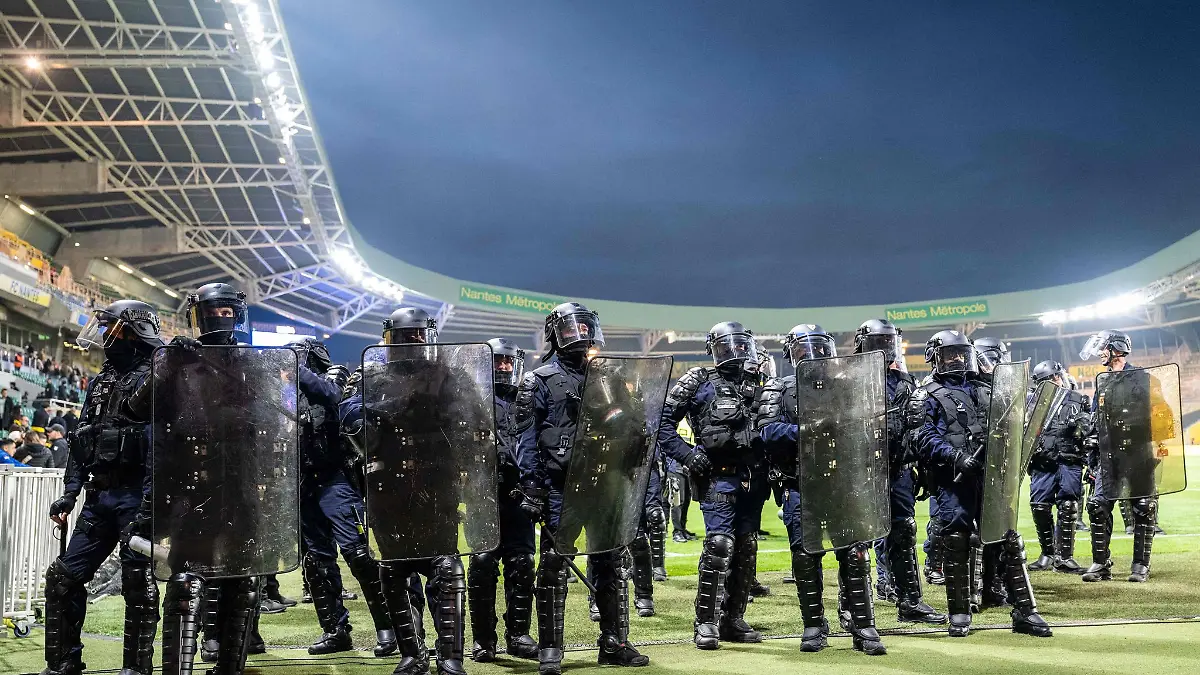 Polizisten sichern das Spielfeld im Stadion des FC Nantes ab.