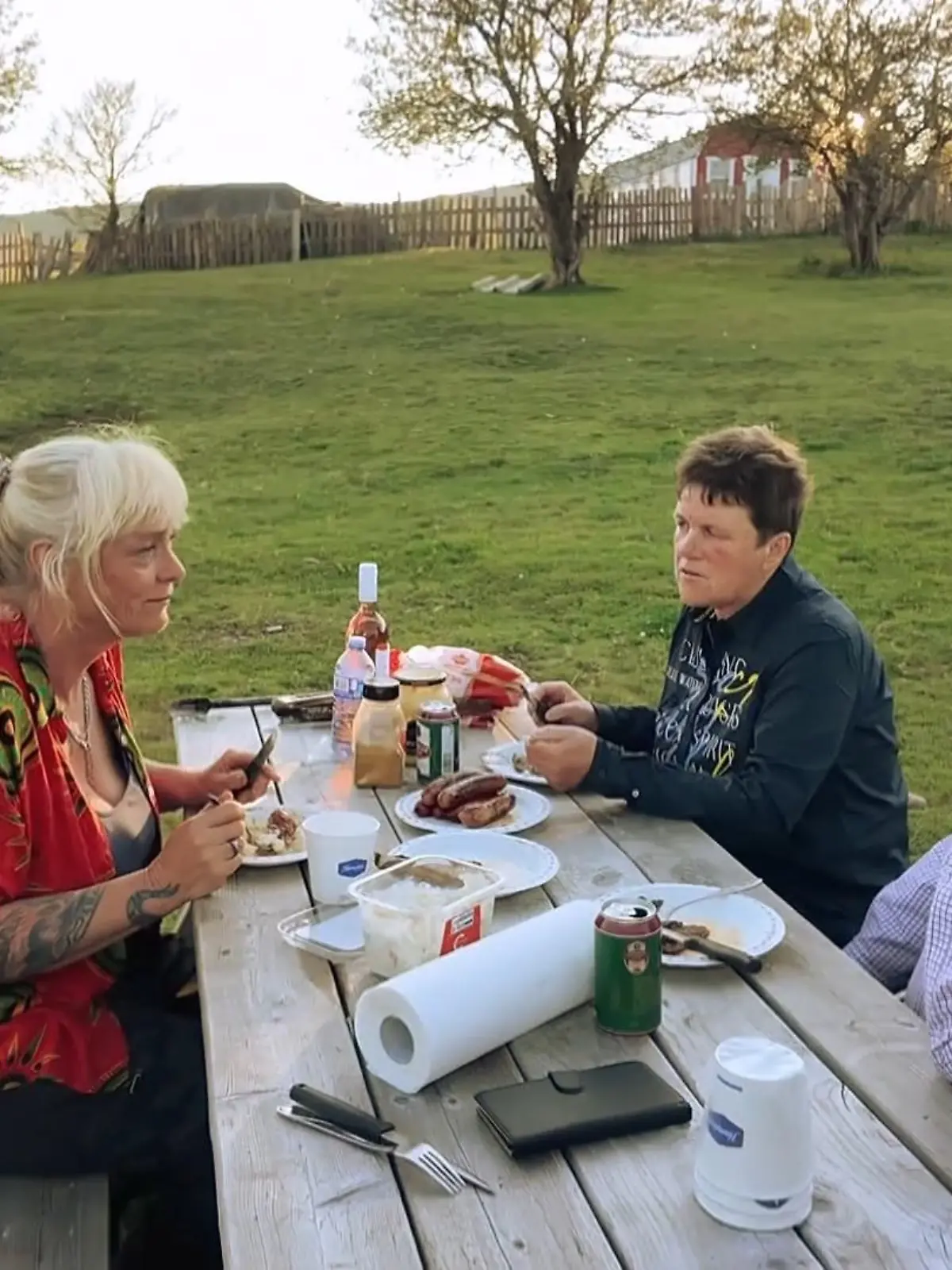Bild zu: "Erste Kennenlerngespräche beim Barbecue"