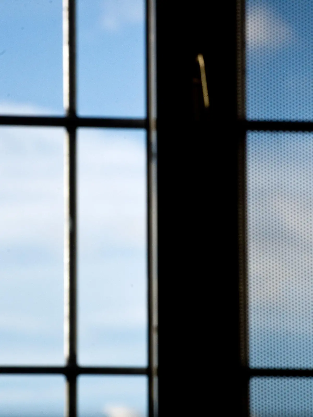 Ein Gefängnisinsasse sitzt am 04.03.2015 in der Justizvollzugsanstalt in Heilbronn (Baden-Württemberg) vor einem vergitterten Fenster. Muslimische Gefängnisseelsorger sollen unter anderem verhindern, dass sich Gefangene radikalisieren lassen. Foto: Daniel Naupold/dpa (zu lsw Korr: «Gefängnisseelsorge für Muslime - «Den wahren Islam lehren»» vom 24.03.2015) +++(c) dpa - Bildfunk+++
