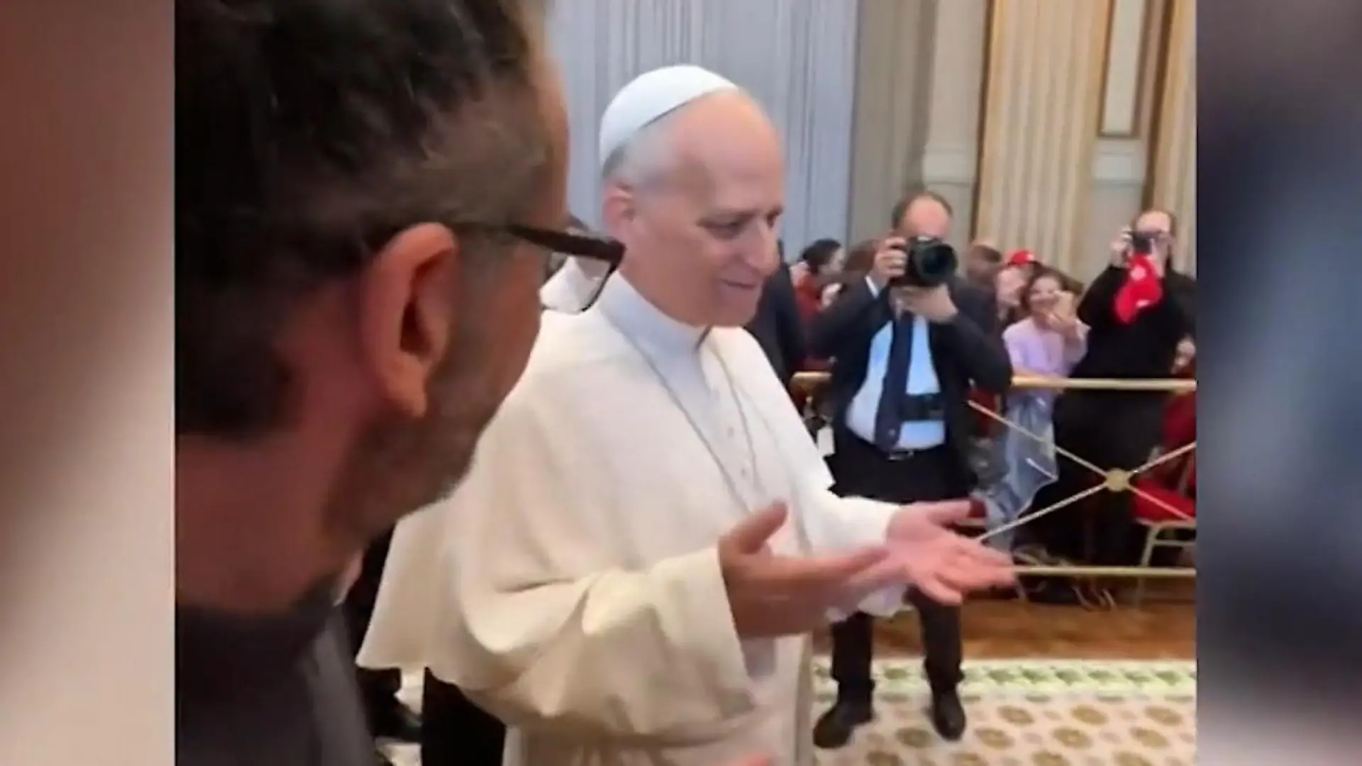 Vor Kindern! Papst Leo XIV. überrascht mit DIESER Geste 6-7-Trend erreicht Vatikan