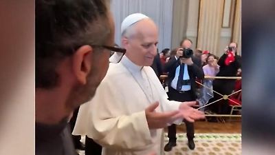 Bild von Vor Kindern! Papst Leo XIV. überrascht mit DIESER Geste