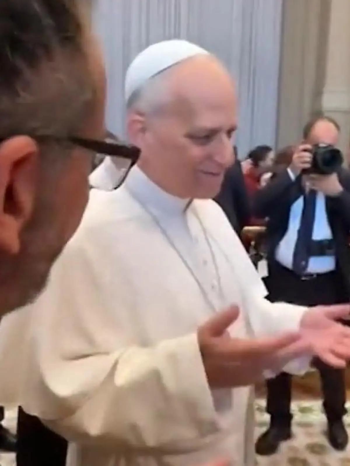 Bild zu: "Vor Kindern! Papst Leo XIV. überrascht mit DIESER Geste"