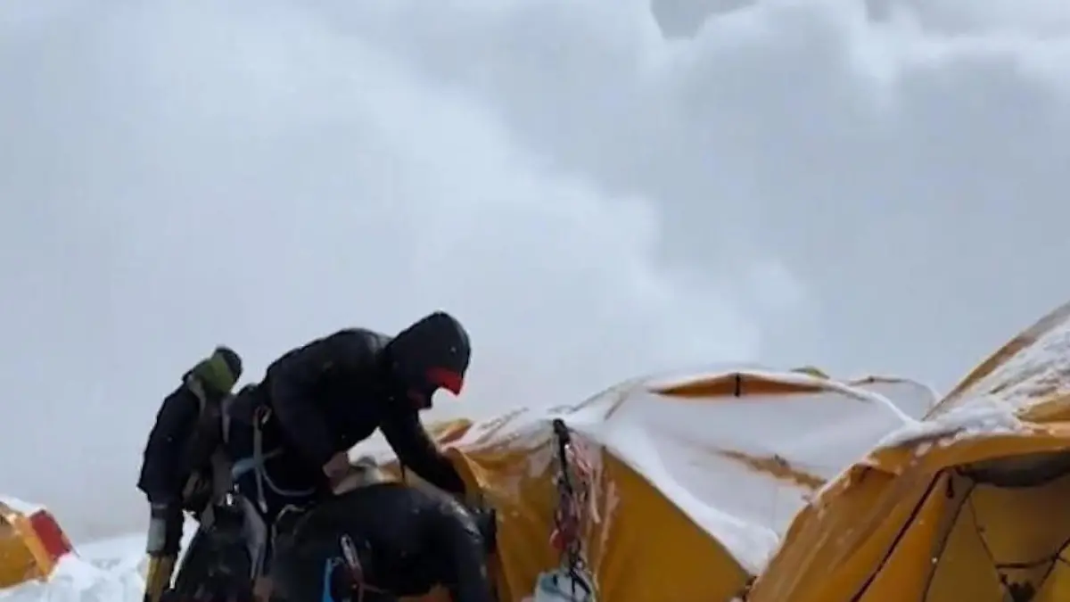 Lawine rast direkt auf Zeltlager zu – und begräbt Bergsteiger! Schockmoment am Mount Everest