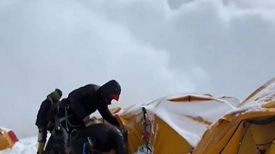 Bild von Lawine rast direkt auf Zeltlager zu – und begräbt Bergsteiger!