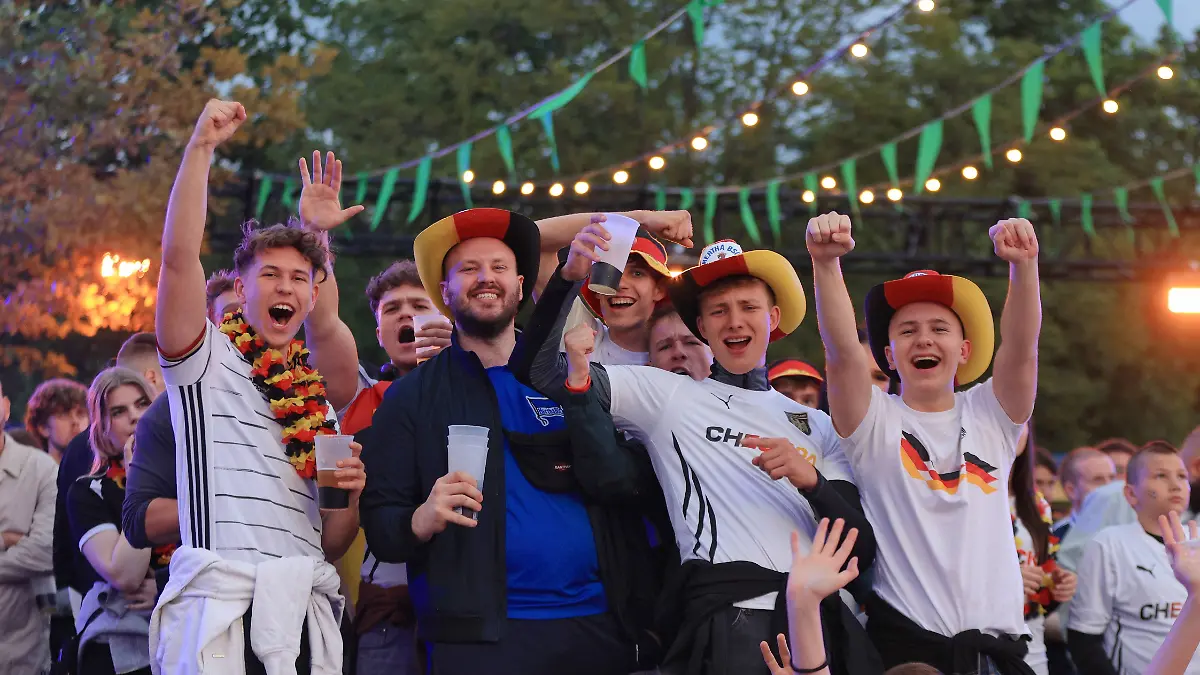 Fussball-EM startet, Deutschland-Schottland, Deutsche Fans jubeln über den Sieg, Fanzone vor dem Reichstag, 14.06.2024, Berlin, Berlin Deutschland, Germany *** Football em starts, Germany Scotland, German Fans cheer via the Victory, Fanzone before the Reichstag, 14 06 2024, Berlin, Berlin Germany, Germany