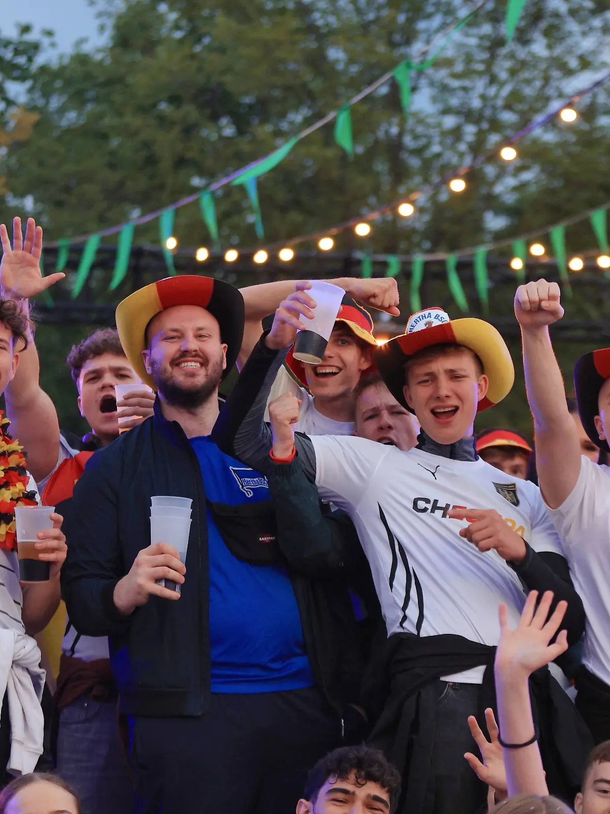Fussball-EM startet, Deutschland-Schottland, Deutsche Fans jubeln über den Sieg, Fanzone vor dem Reichstag, 14.06.2024, Berlin, Berlin Deutschland, Germany *** Football em starts, Germany Scotland, German Fans cheer via the Victory, Fanzone before the Reichstag, 14 06 2024, Berlin, Berlin Germany, Germany