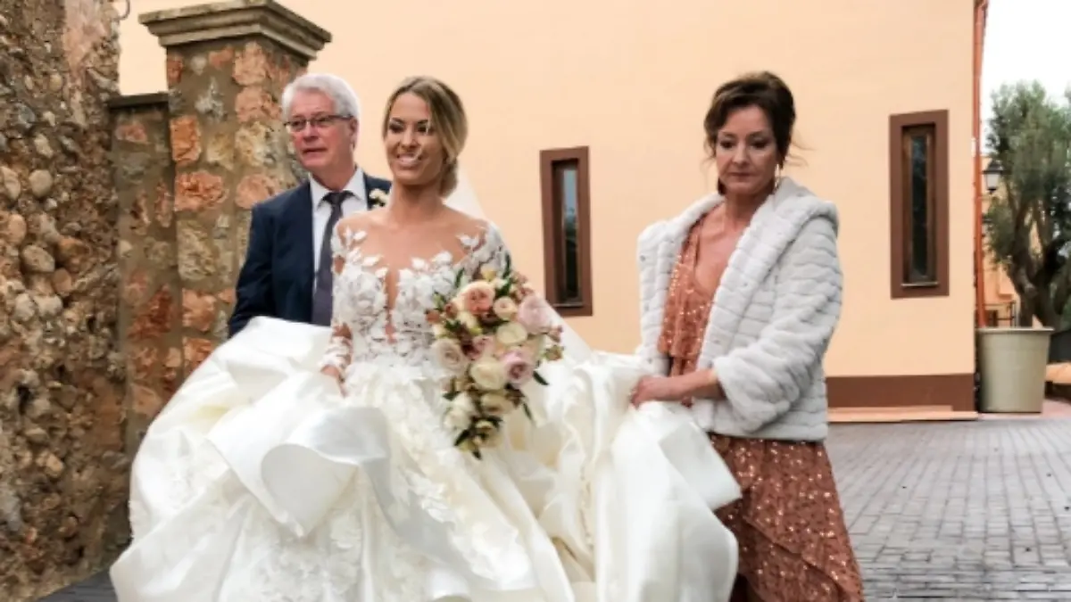 Isi Glück strahlt im Traumkleid