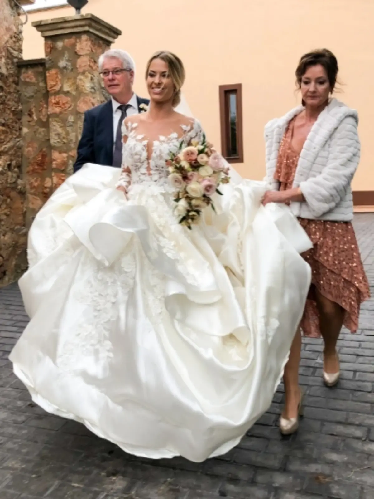 Bild zu: "Goodbye Deutschland: Isi Glück organisiert ihre Mallorca-Hochzeit selbst"