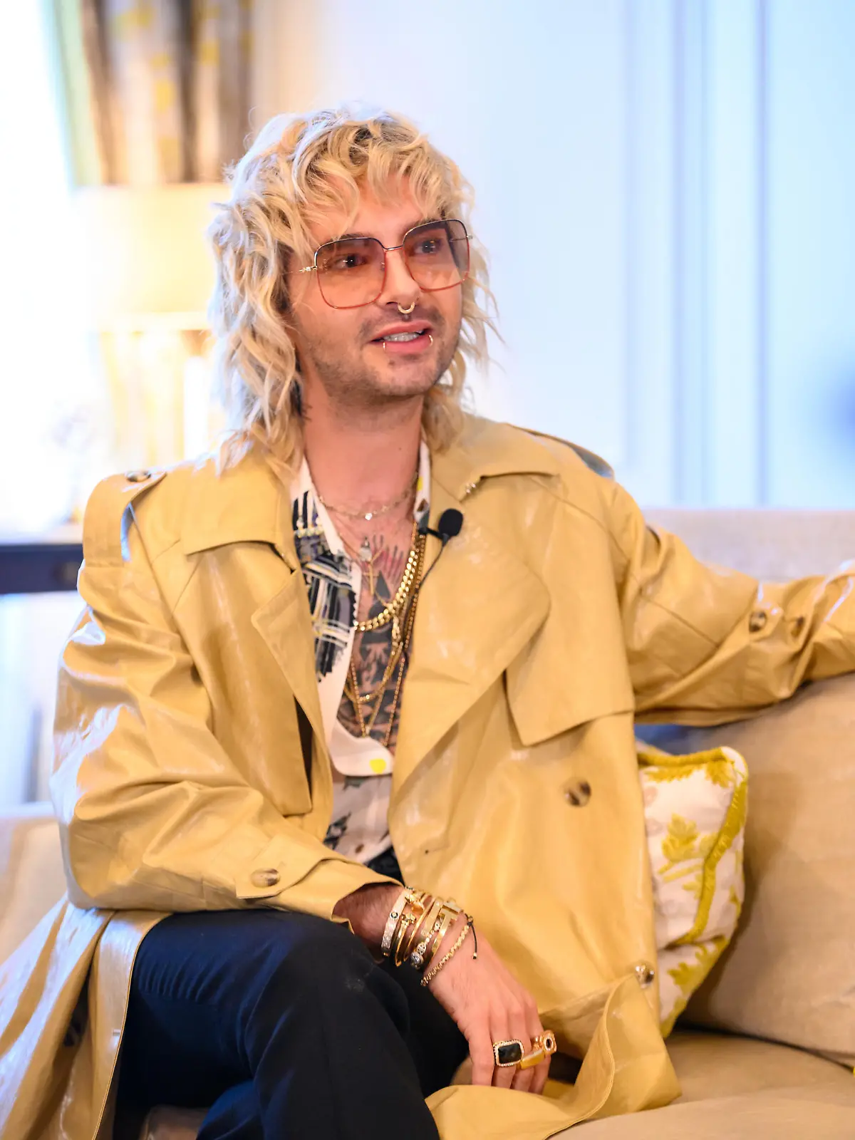 Tokio-Hotel-Sänger Bill Kaulitz spricht während eines Interviews mit der Deutschen Presse-Agentur in einer Suite des Hotel Vier Jahreszeiten.