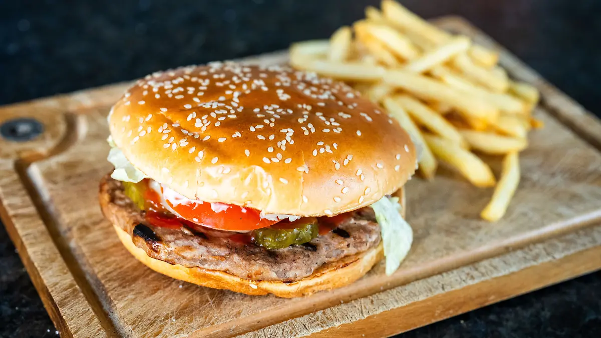 Ein vegetarischer „Veggie”-Burger, Pommes frites im Hintergrund