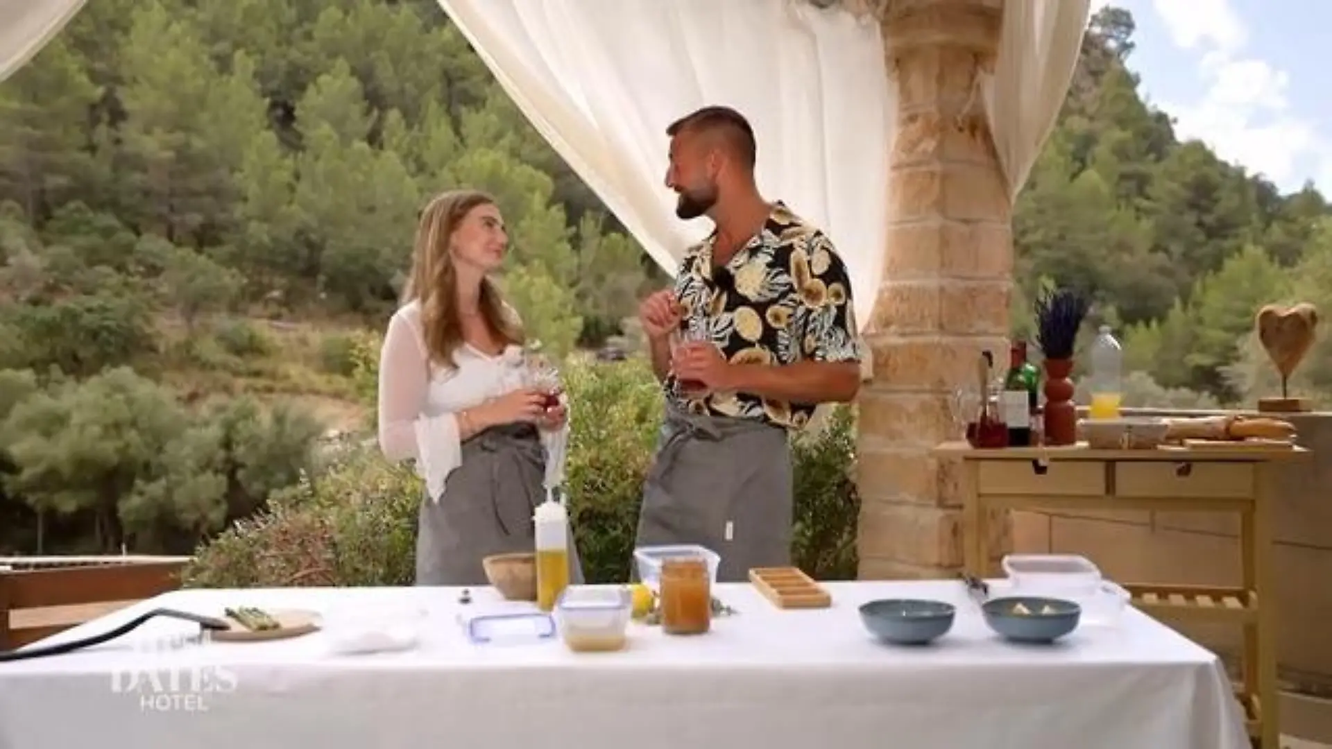 First Dates Hotel: Sarah und Adrian bei ihrem Koch-Date im Gespräch