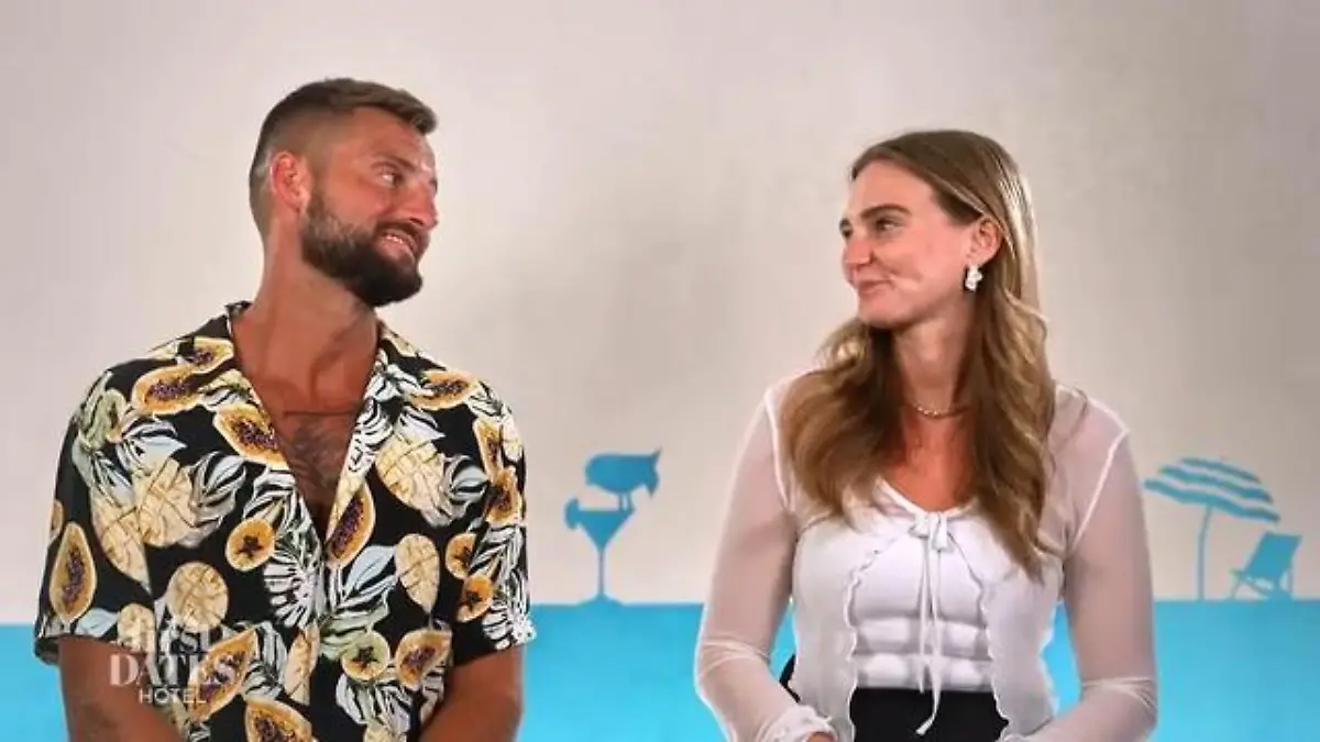 First Dates Hotel: Adrian und Sarah im Interview nebeneinander
