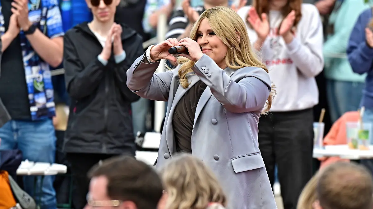 Sängerin Maite Kelly herzt ihre Zuschauer im ZDF-Fernsehgarten in Mainz. Zuvor gab sie RTL.de ein exklsuives Interview. 
