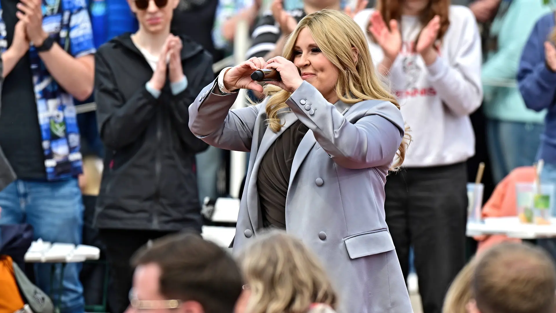 Sängerin Maite Kelly herzt ihre Zuschauer im ZDF-Fernsehgarten in Mainz. Zuvor gab sie RTL.de ein exklsuives Interview.