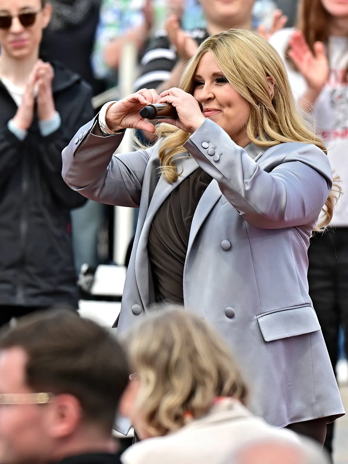 Sängerin Maite Kelly herzt ihre Zuschauer im ZDF-Fernsehgarten in Mainz. Zuvor gab sie RTL.de ein exklsuives Interview.