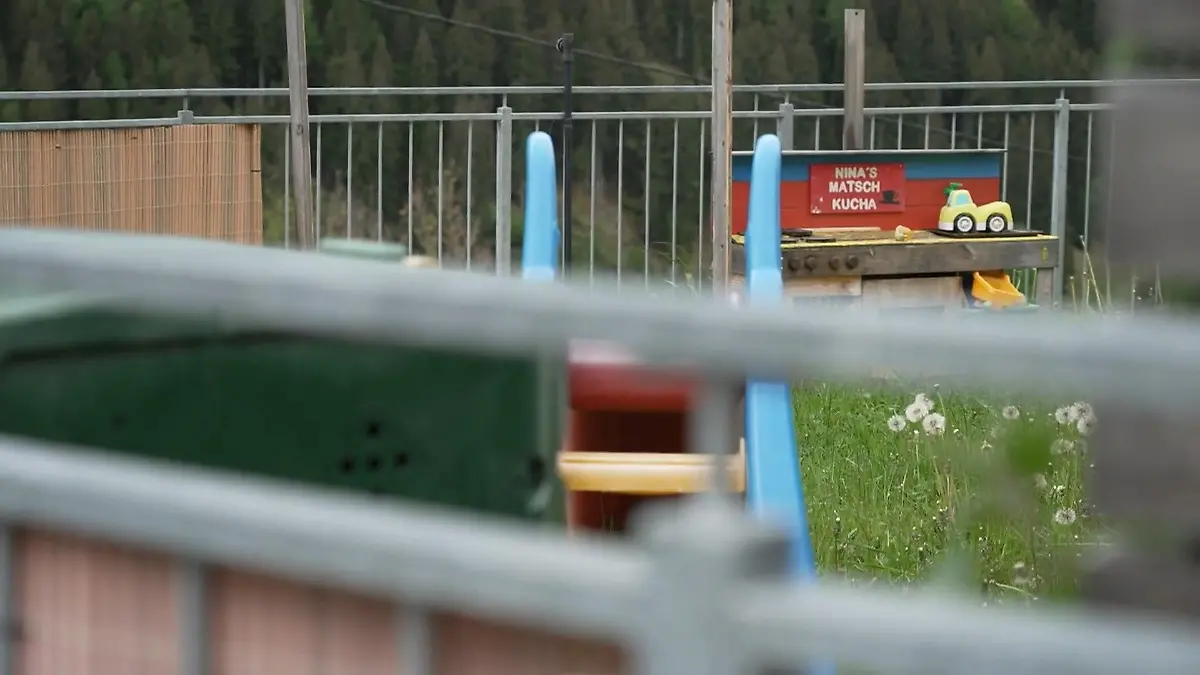 Eltern in Tirol lassen siebenjähriges Mädchen verwahrlosen Massiv abgemagert