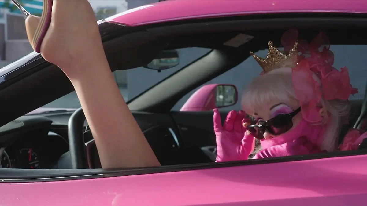 Besuch bei Angelyne, dem ersten IT Girl der USA Pop-Ikone