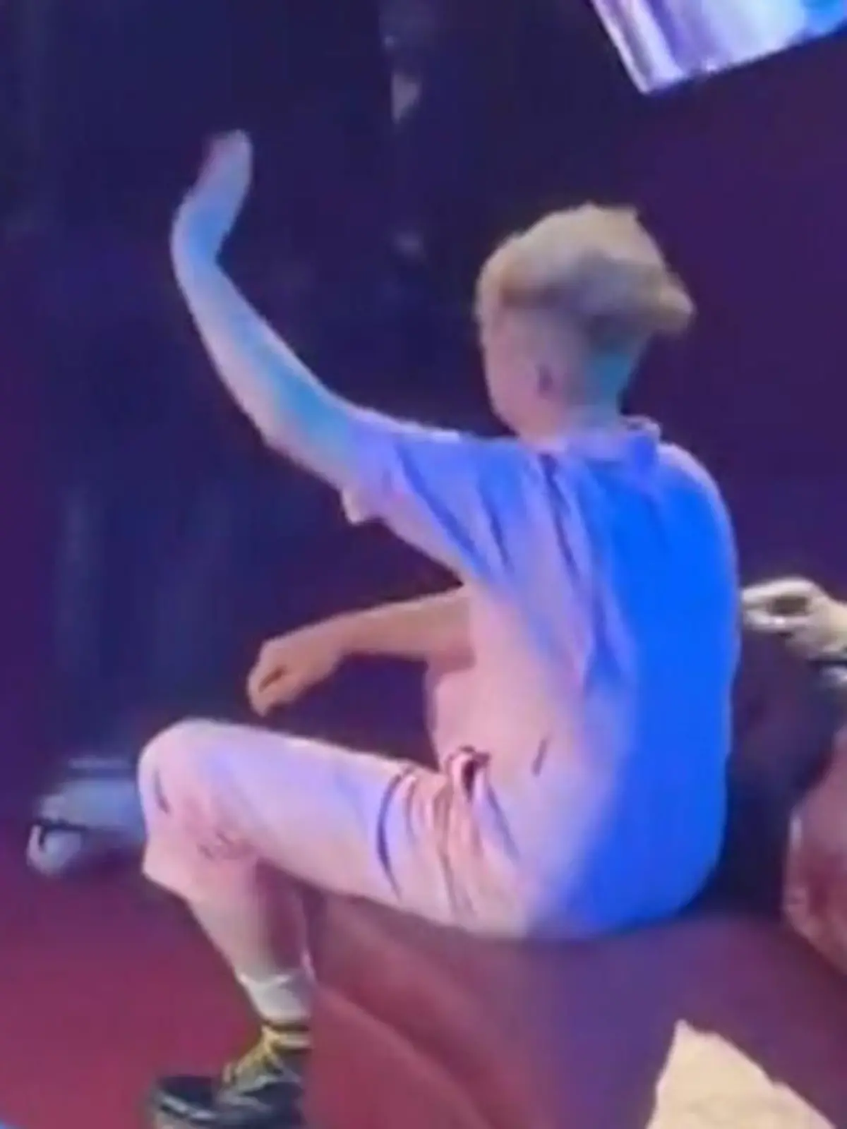 Bild zu: "Traurigster Moment beim ESC – britischer Kandidat plötzlich völlig allein!"
