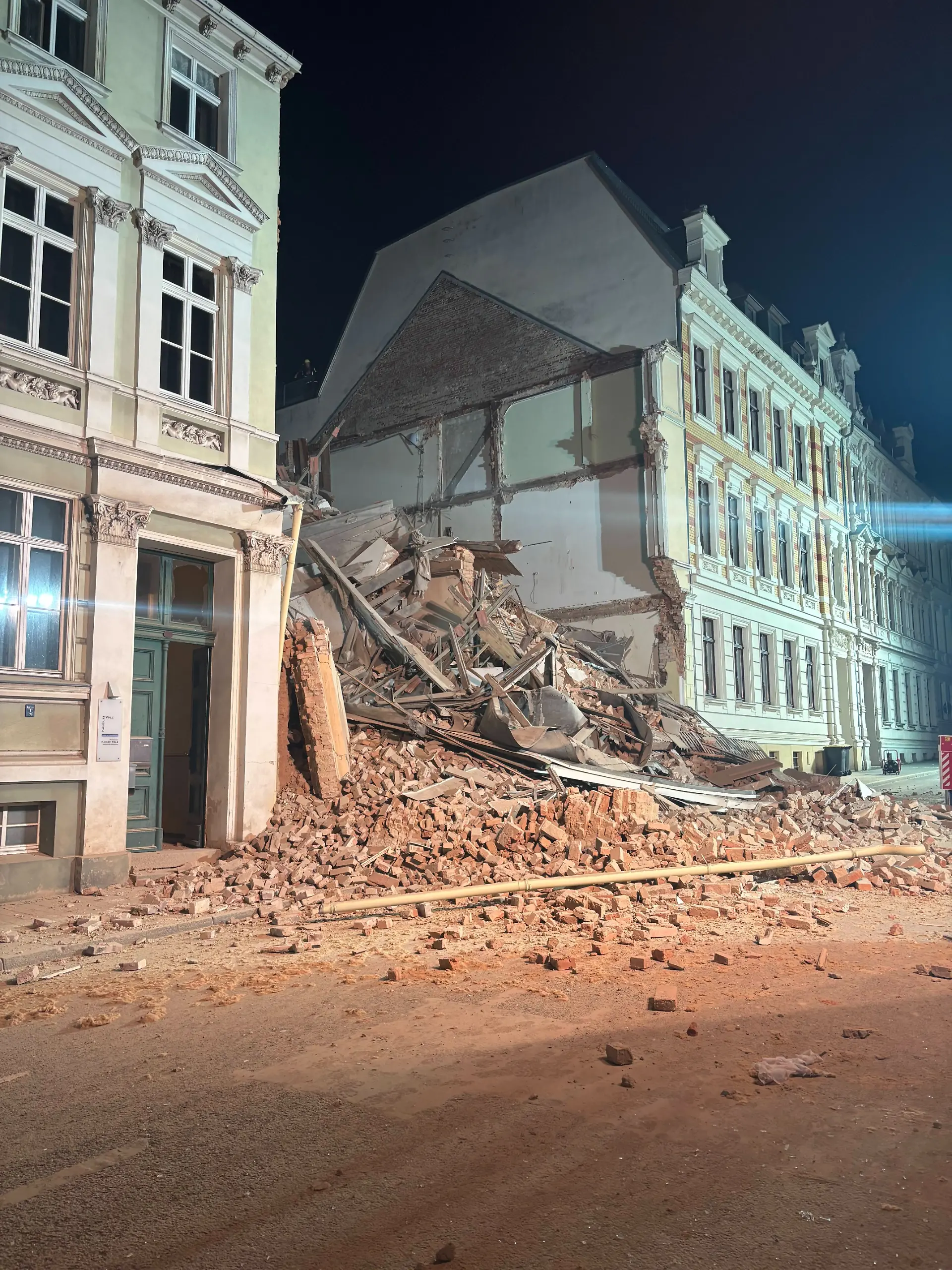 In dem Gründerzeithause in der James-von-Moltke-Straße unweit des Görlitzer Bahnhofs befanden sich laut Polizei Miet- und Ferienwohnungen.