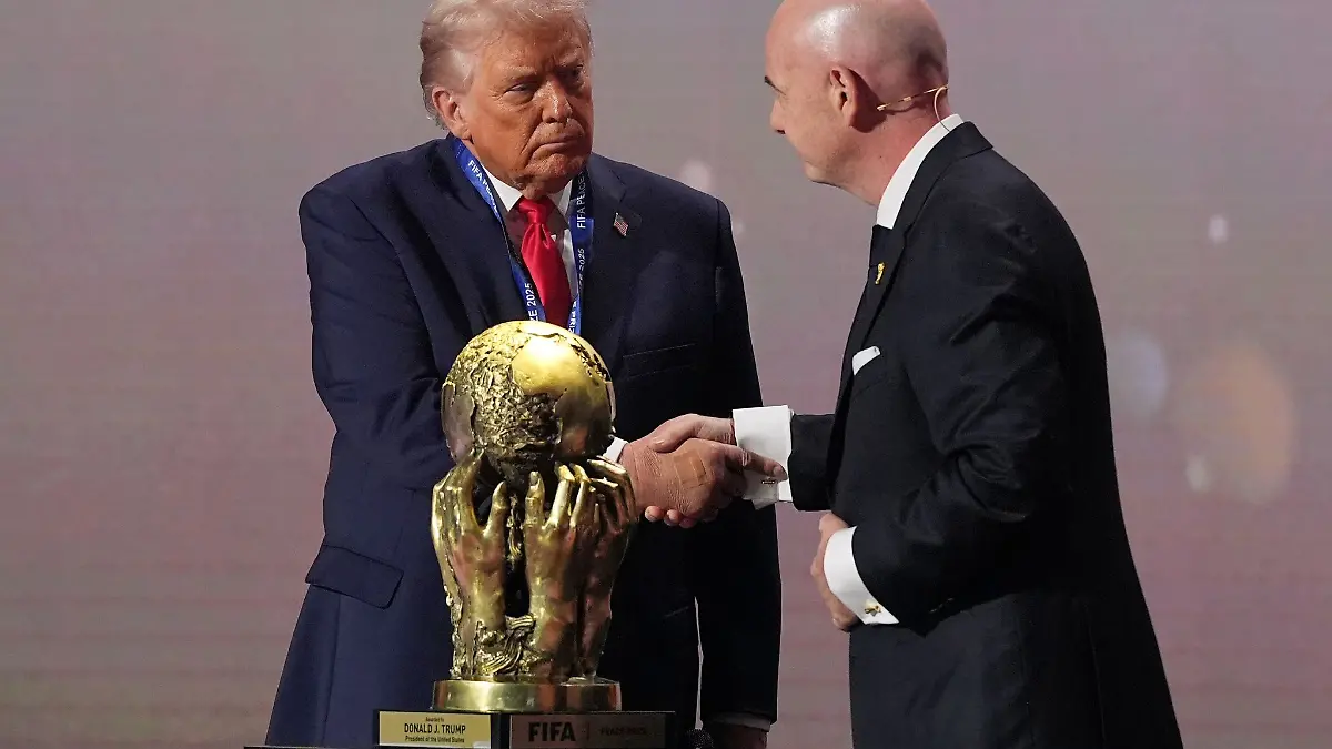 Donald Trump und FIFA-Präsident Gianni Infantino (r) dürften bei der WM im Blickpunkt stehen. (Archivbild)