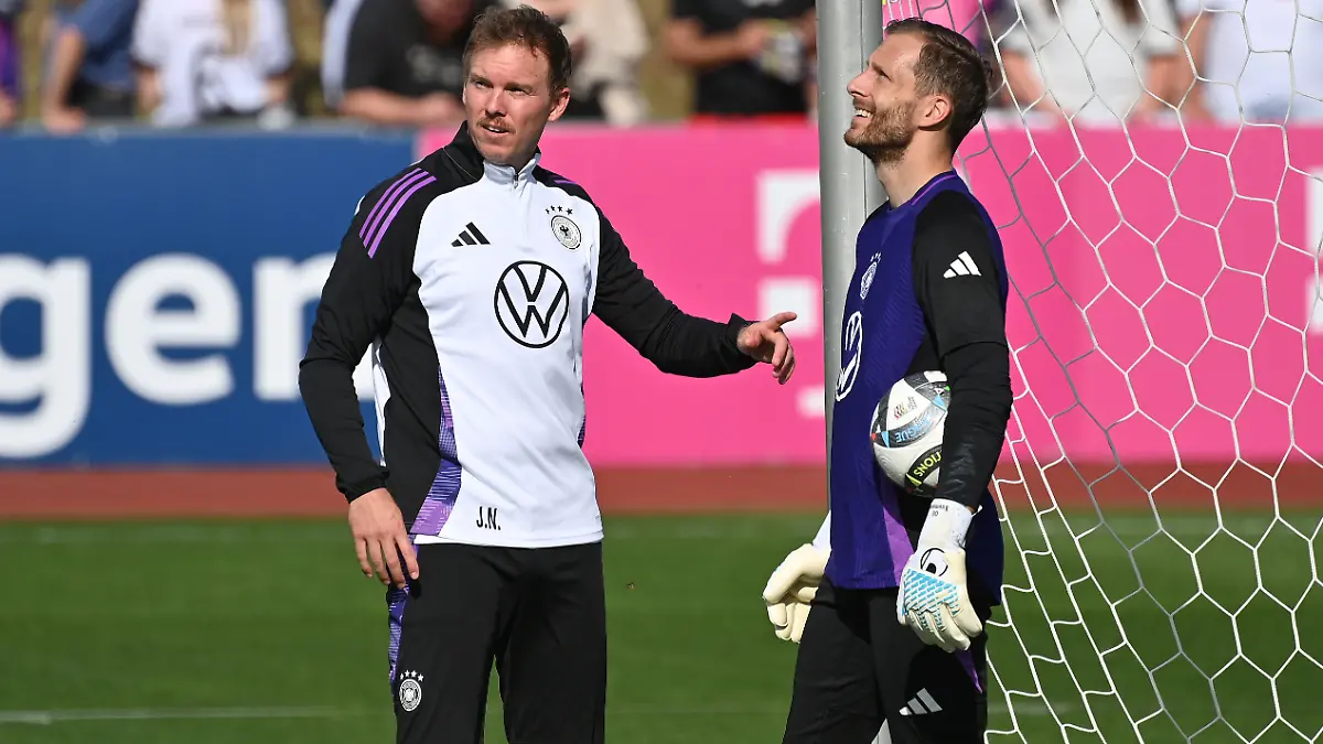 Bundestrainer Julian NAGELSMANN (GER) mit Torwart Oliver BAUMANN (GER), Oeffentliches Training Deutsche Fussball Nationalmannschaft, Trainingslager in Herzogenaurach am 30.05.2025 ?