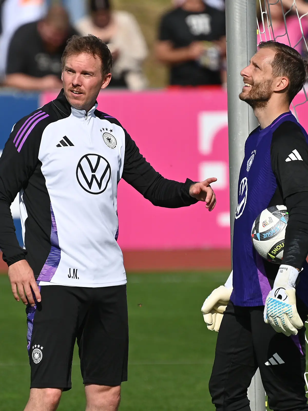 Bundestrainer Julian NAGELSMANN (GER) mit Torwart Oliver BAUMANN (GER), Oeffentliches Training Deutsche Fussball Nationalmannschaft, Trainingslager in Herzogenaurach am 30.05.2025 ?